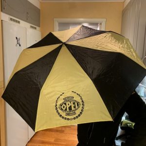 Svart och gult paraply med Svenska Opelklubbens logga