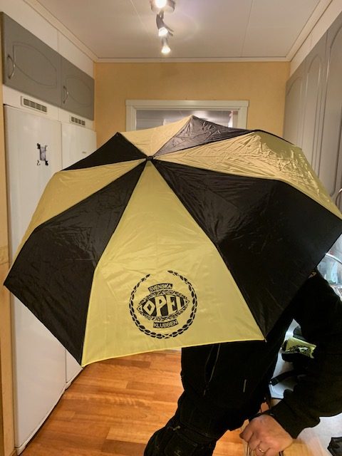 Svart och gult paraply med Svenska Opelklubbens logga